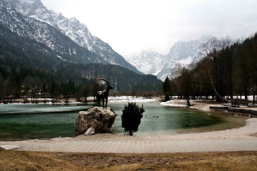 Jasna tó és a Zlatorog, az aranyszarvú hegyi kecske Forrás: www.mozgasvilag.hu