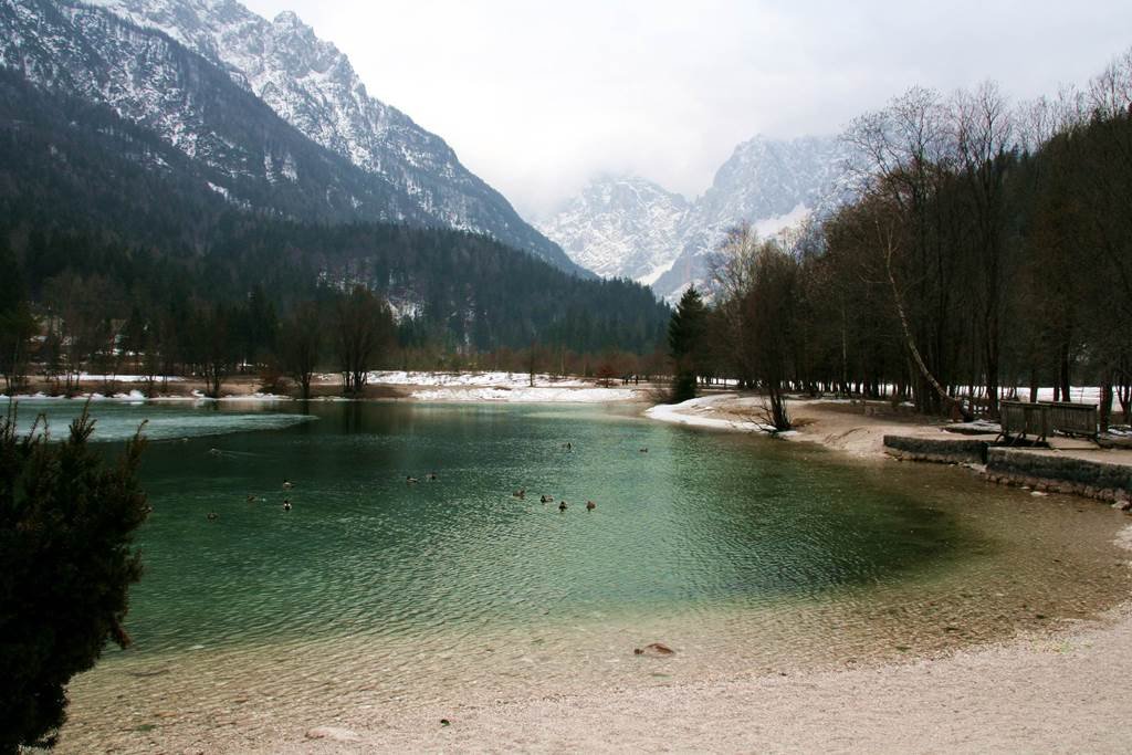 A Jasna tó pompás háttere a Júliai Alpok