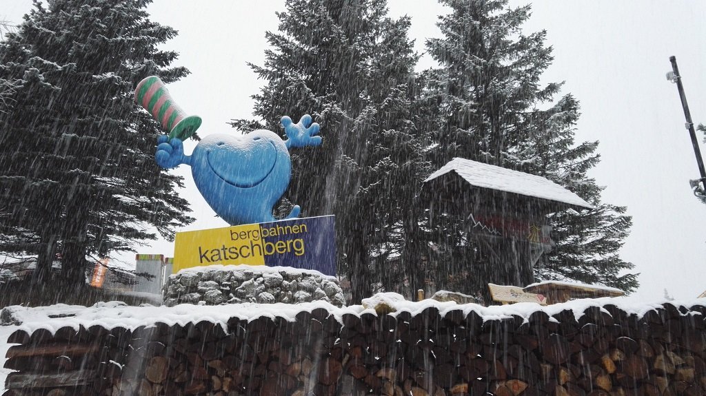 Katschi, a kabalafigura még a havas esőben is mosolyog.