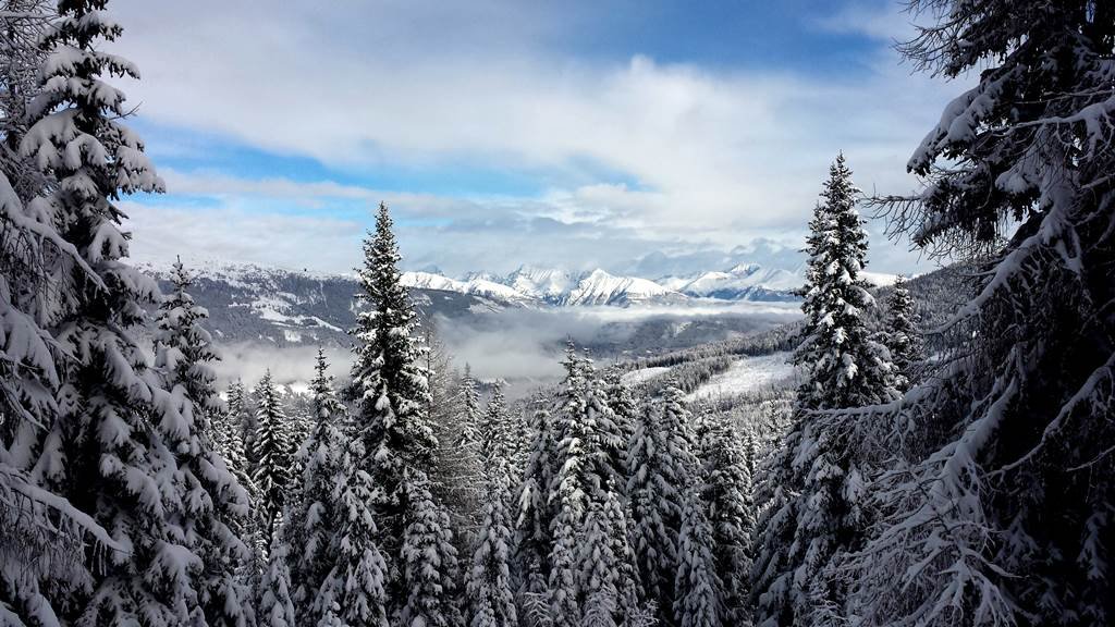 A háttérben balról a Hohe Tauern, jobbról Salzkammergut hegycsúcsai.