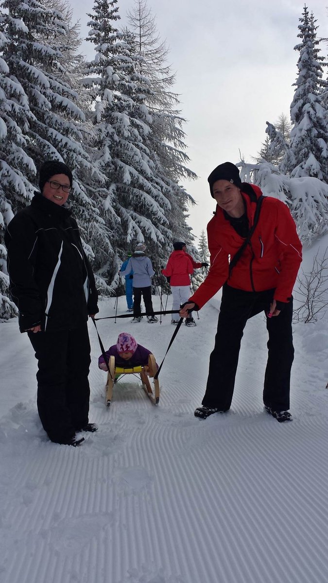 Katschbergen 1,5 km hosszú szánkópálya is található.