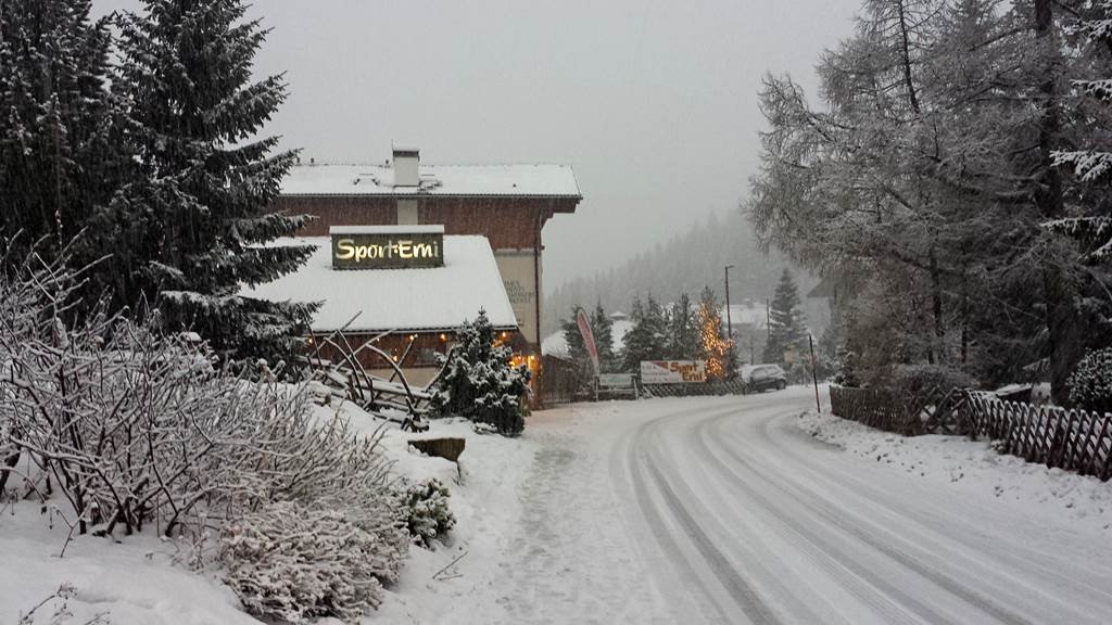 Katschberg kicsiny faluját lassan belepi a hó.