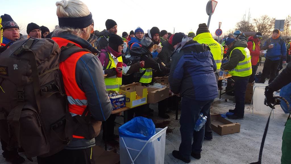 A rajtot követő 27 km után volt az első frissítőpont Balfnál.