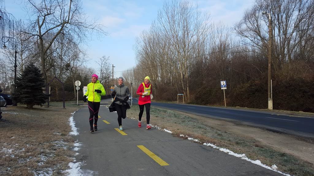 A kora reggeli órákban feltűnt három futó lány, akiknek úgy sugárzott az arcán a mosoly, mintha csak a szokásos 10 km-es körüket futnák.
