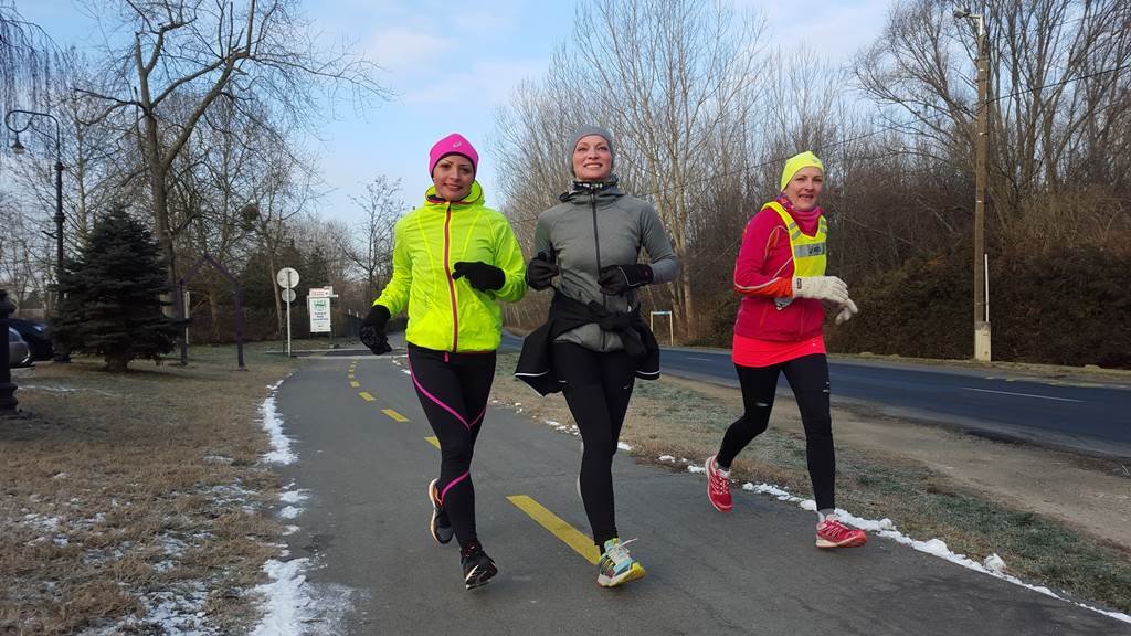 A kora reggeli órákban feltűnt három futó lány, akiknek úgy sugárzott az arcán a mosoly, mintha csak a szokásos 10 km-es körüket futnák.