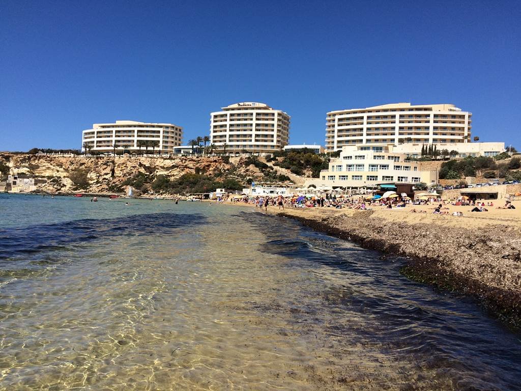 A Radisson Blu Resort, Spa hotel a Golden Bay beach fölött