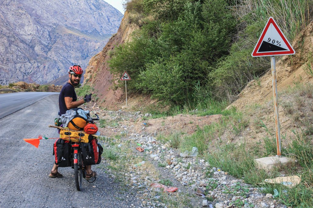 Vannak nehezebb és könnyebb útszakaszok is Kirgizisztánban Forrás: Magunkútján.hu