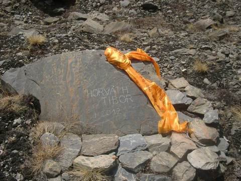 Az Annapurnán 2012-ben elhunyt Horváth Tibor emléktáblája
