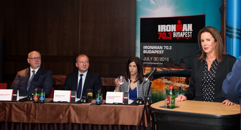 Az Ironman 70.3 sajtótájékoztatón Diana Bertsch, a világbajnokságért felelős alelnök beszél. Forrás: Kropkó Promotion Kft.