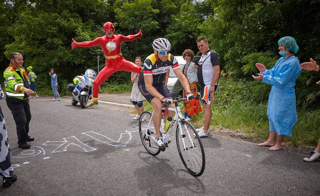 Tour-de-Zalakaros-2016-szurkolok-a-palyan.jpg