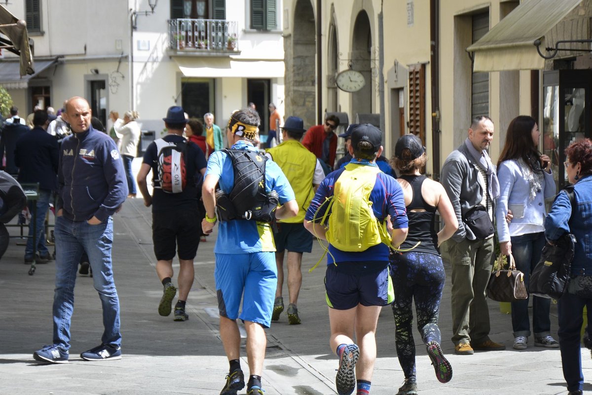 Bevonulás Bagni di Romagna főterére Forrás: Soulrunning.it