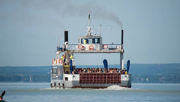 Kompról vízbe ugrálni király!