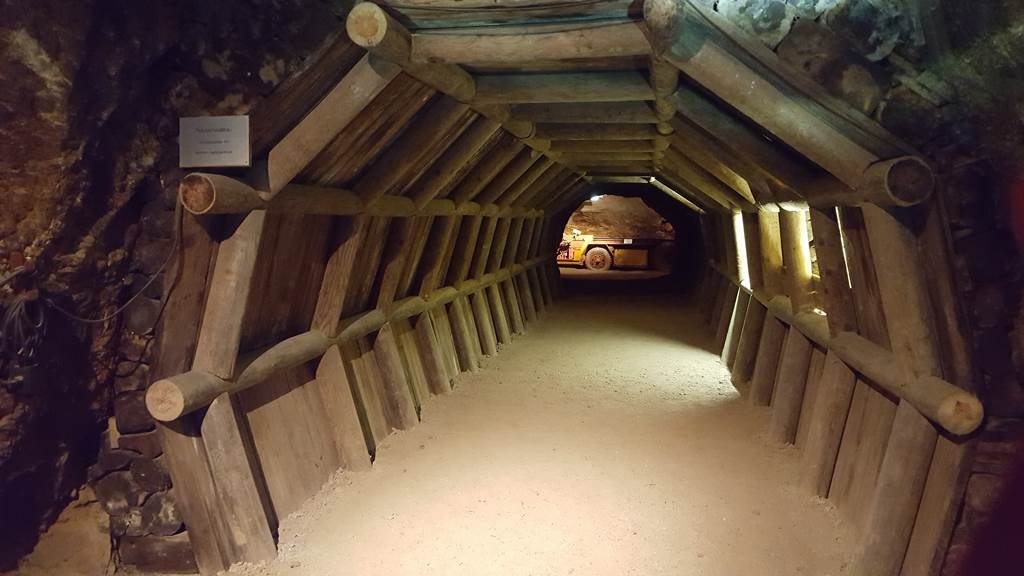 Speciális fából készült alagút, amelynek a recsegéséből lehetett következtetni egy esetleges omlásveszélyre