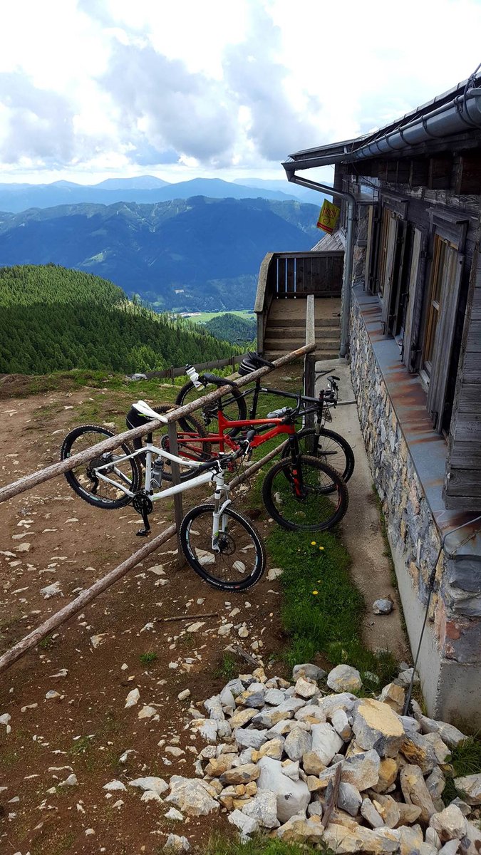 Az Aflenzer-Bürgeralm völgyállomásától induló ösvényen kerékpárral is feltúrázhatunk