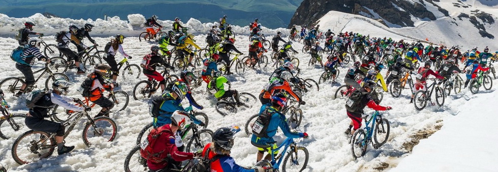 A világ egyik legkeményebb downhill versenyén