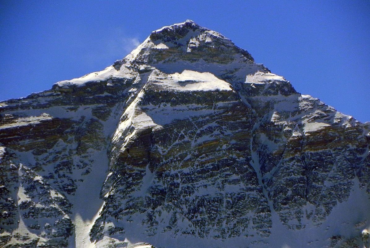 Everest északi fal. A csúcspiramis bal oldalán lefutó széles folyosó a Norton, a jobb oldalon látható markáns bevágás a Hornbein Forrás: Wikimapia