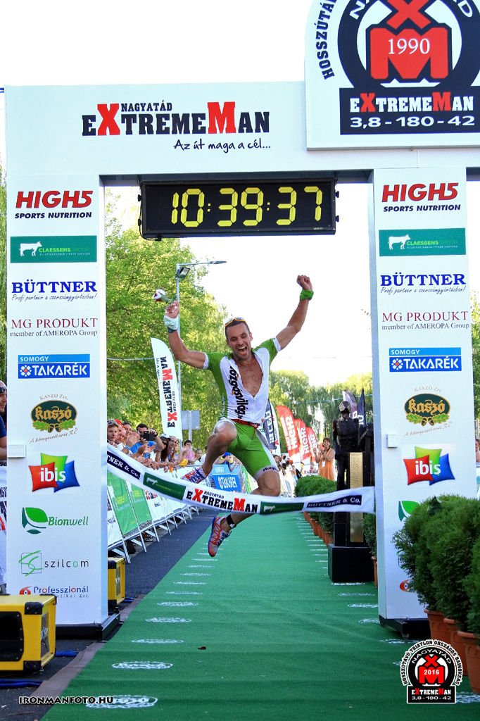 Célkapun átugrásra mindig marad erő... Forrás: Ironmanfoto.hu