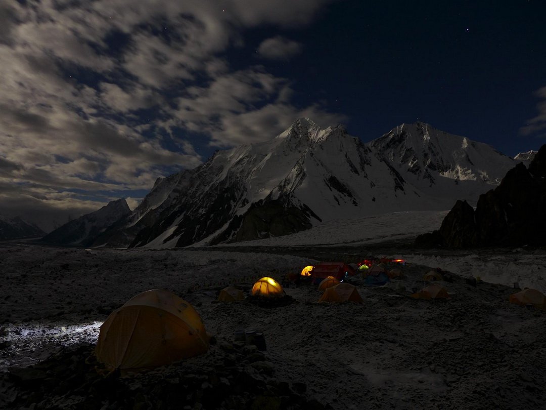 Egy békés pillanat az alaptáborban Forrás: Johnnie Walker K2 expedíció/Suhajda Szilárd