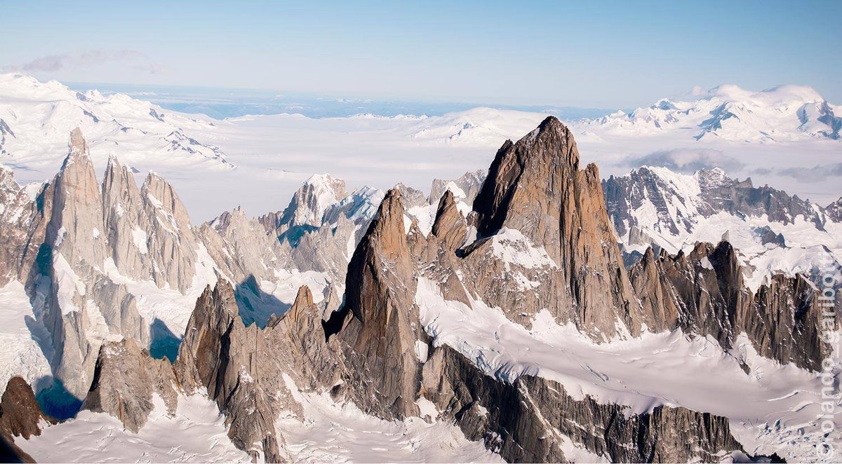 Balra hátul a Cerro Torre-csoport, jobbra elöl a Fitz Roy-csoport