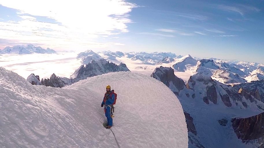 Markus Pucher a Cerro Torre csúcsa alatt az egyik zúzmaragombán, 2015-ben. Itt fordult vissza.