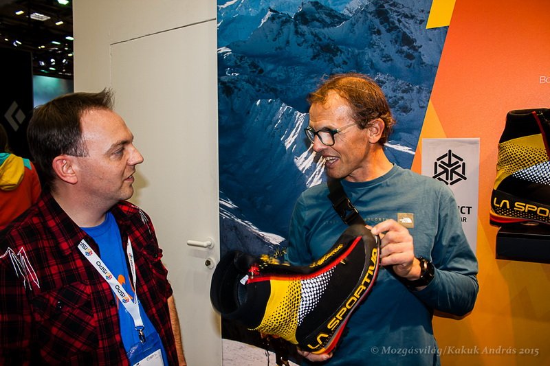 Simone Moro a cikkszerzővel a La Sportiva standján, a 2015-ös ISPO-n Forrás: Mozgásvilág/Kakuk András