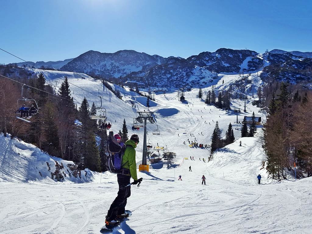 A profik még gyerekkel a hátukon is snowboardra pattannak.