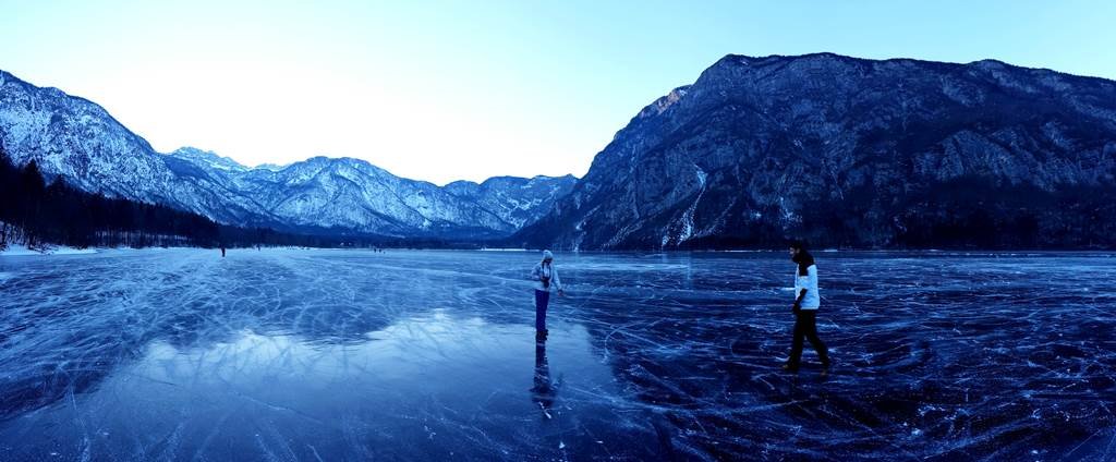 Hihetetlen érzés a tó jegén állni, körben a fölénk magasodó hegyekkel