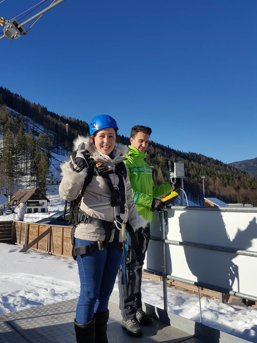 Boldog túlélő a zipline után