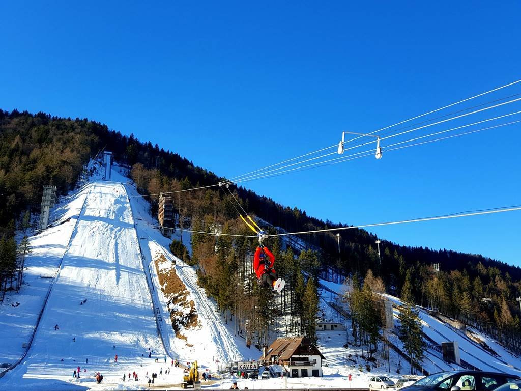 Száguldás után érkező zipline-os