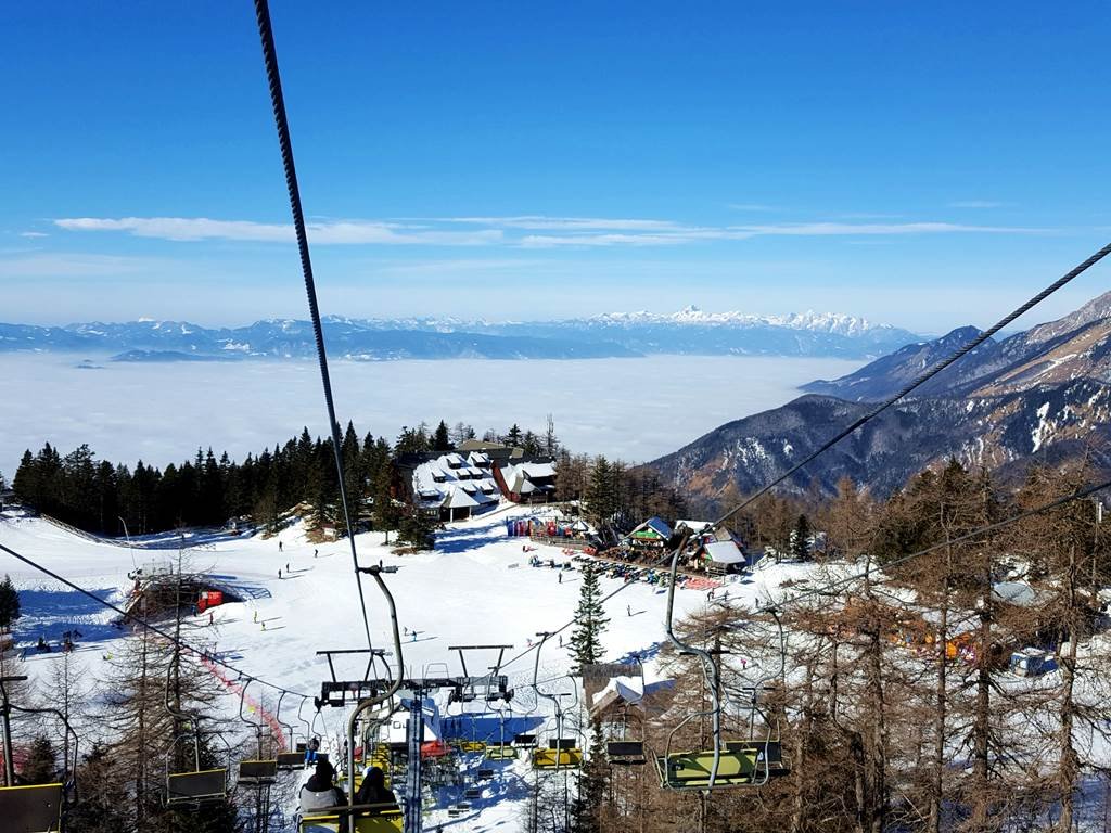 Érkezünk a krvaveci síterep központjához egy ebédre