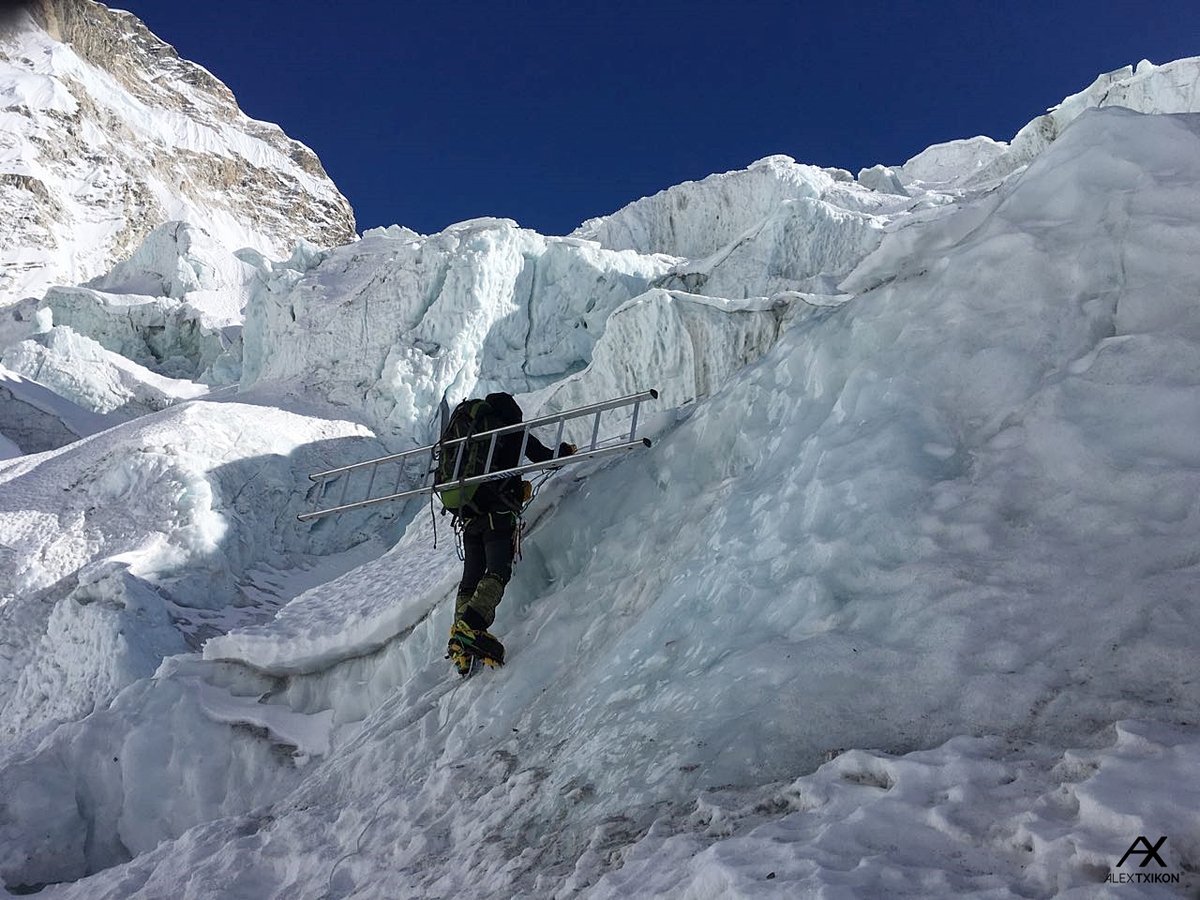 Alex Txikon a Khumbu jéglabirintusában Forrás: alextxikon.com