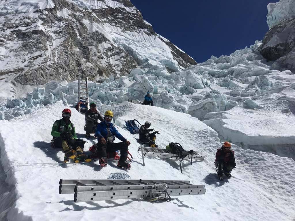 A Khumbu-jégesés bejárata, és az átkeléshez szükséges felszerelés egy része