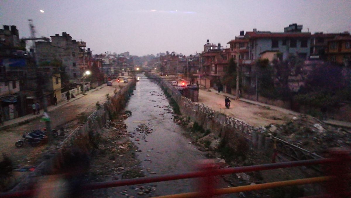 Katmandu utcakép folyóval Forrás: Pintér László - Mozgásvilág.hu