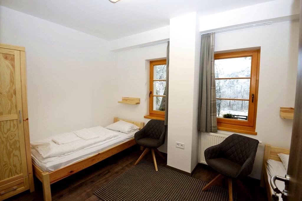 A szobák kialakítása változatos: a kétágyas szobáktól egészen az emeletes ágyas szobákig