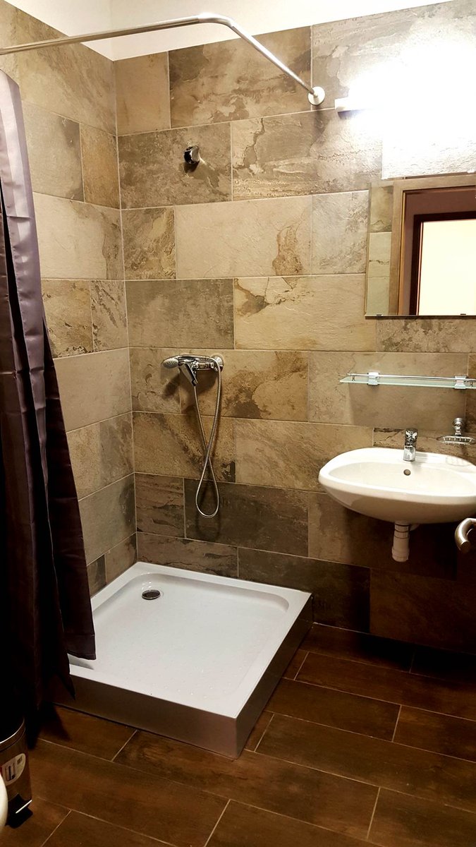 Modern és komfortos fürdőszoba tusolóval