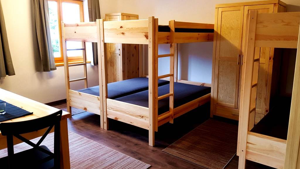 A szobák kialakítása változatos: a kétágyas szobáktól egészen az emeletes ágyas szobákig