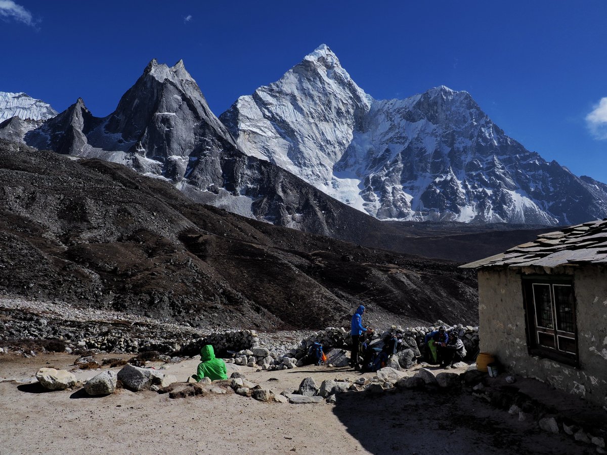 Pihenő Chukung felé haladva, felettünk az Ama Dablam