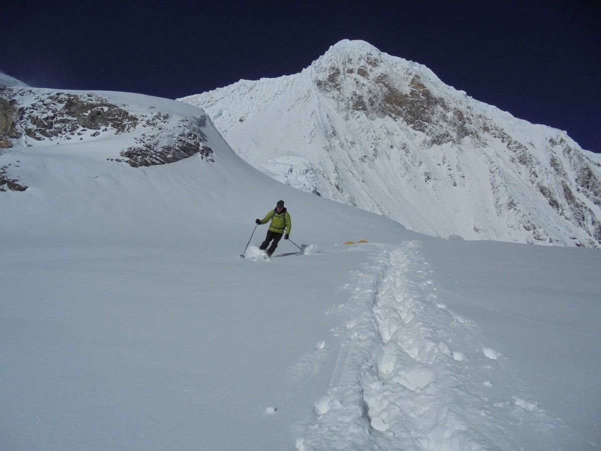 Egy himalájai hegyóriás érintetlen porhavas lejtőjén útban az alaptáborhoz (Manaszlu) Forrás: Wetzl Péter