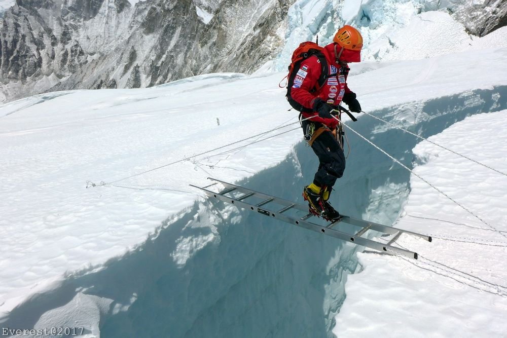 Átkelés a gleccserhasadékon a Khumbu-gleccseren Forrás: Magyar Everest Expedíció 2017 - Suhajda Szilárd