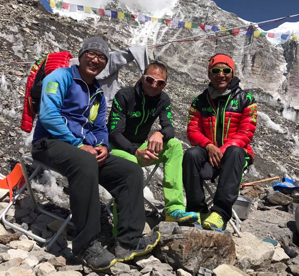 Phurba, a Magyar Everest expedíció vezető serpája Uelival és Tenji serpával az alaptáborban Forrás: Phurba Namgyal Serpa Facebook