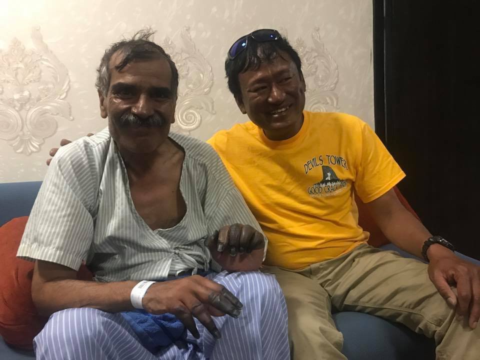 Abdul Jabbar Bhatti, a pakisztáni kliens a megmentőivel: Ang Tshering Lama, Nima Gyalzen Sherpa, Jangbu Ang, Mingma Chhiri Sherpa, Pema Chirring Sherpa Forrás: Temba Tsheri Sherpa Facebook