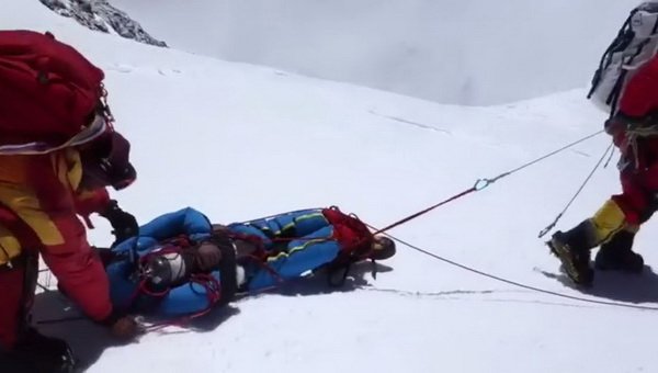 Mentés az Everesten Forrás: Mingma Gyalje Serpa Facebook