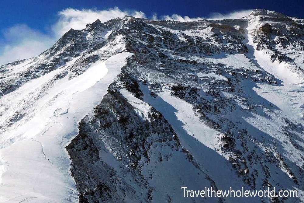 Az Everest északkeleti gerince, a normál úttal. A 2-s tábor a bal oldali hófolt tetején található