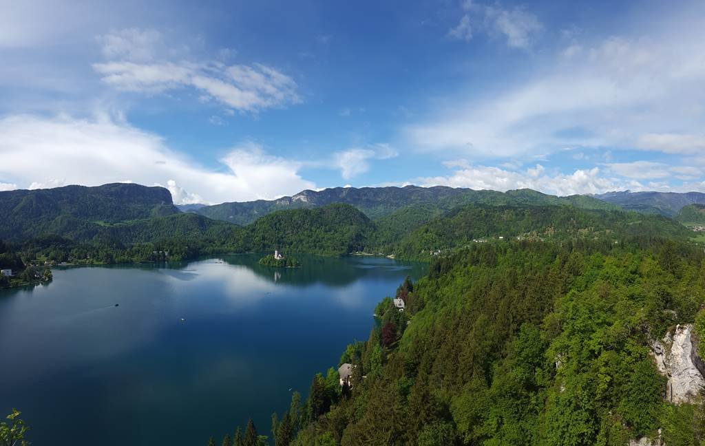 Kilátás a várkastélyból a Bledi-tóra Forrás: www.mozgasvilag.hu