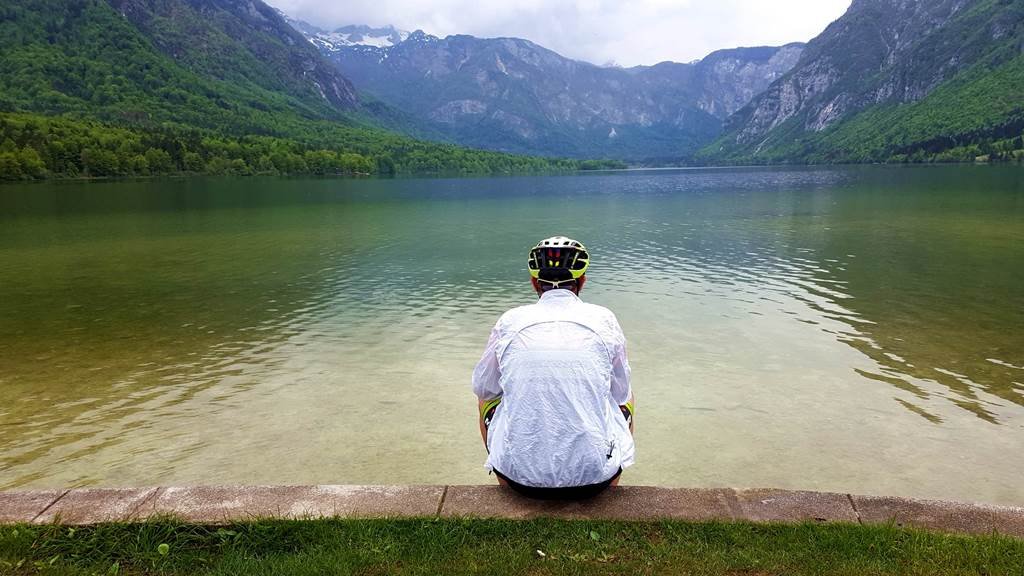 Egy jó kis bringázás után a célnál: Bohinji-tó