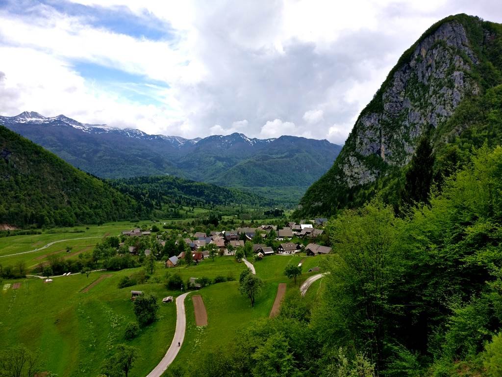 Srednja Vas, útban a Bohinji-tó felé egy erdei szerpentinen