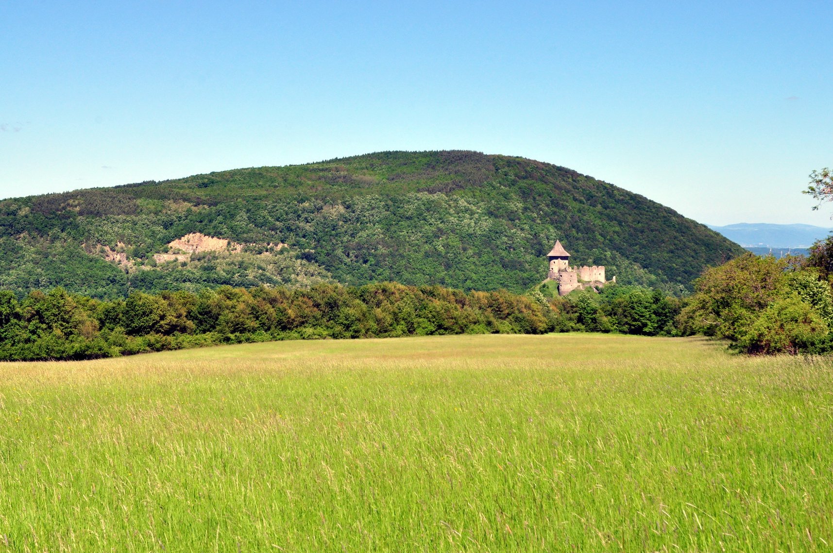 A fennsíkról látni mindkét várat Forrás: Paraferee - mozgasvilag.hu