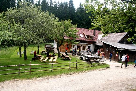 Kicsi hütte játszótérrel, rögtön a fogaskerekű megállójánál.