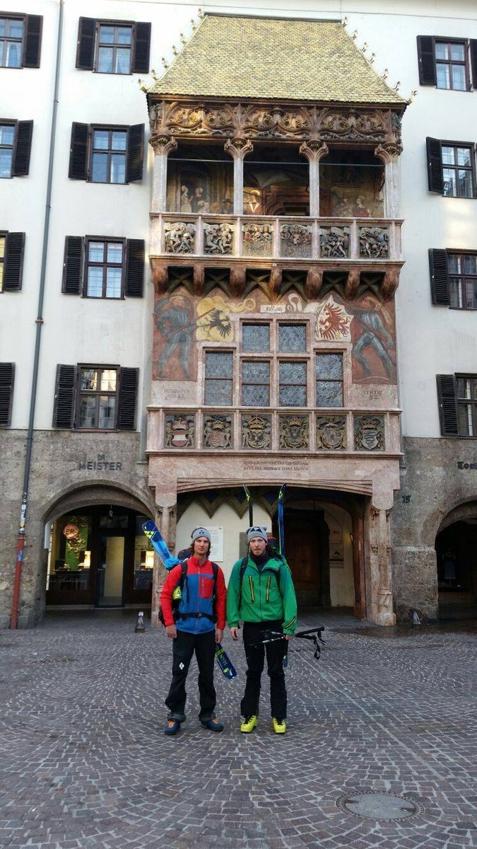 Indulás előtt Valentinóval Innsbruck egyik jelképe, a Goldenes Dachl előtt