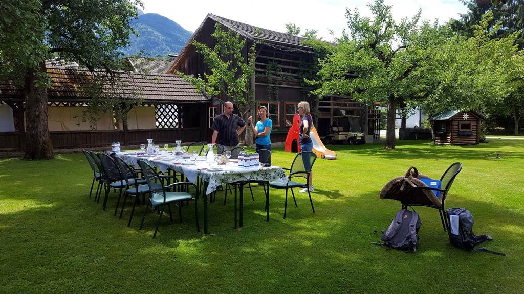 Ebéd a Ferienpark Waldpension Putz kertjében